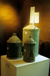 Archipel-des-Comores;-Bidons;-Distillation;-France;-Kaleidos;-Kaleidos-images;-La-parole-à-limage;-Laurent-Abad;-Mayotte;-Métal;-Musée;-Objets-anciens;-Océan-Indien;-Patrimoine;-Stories-Pictures